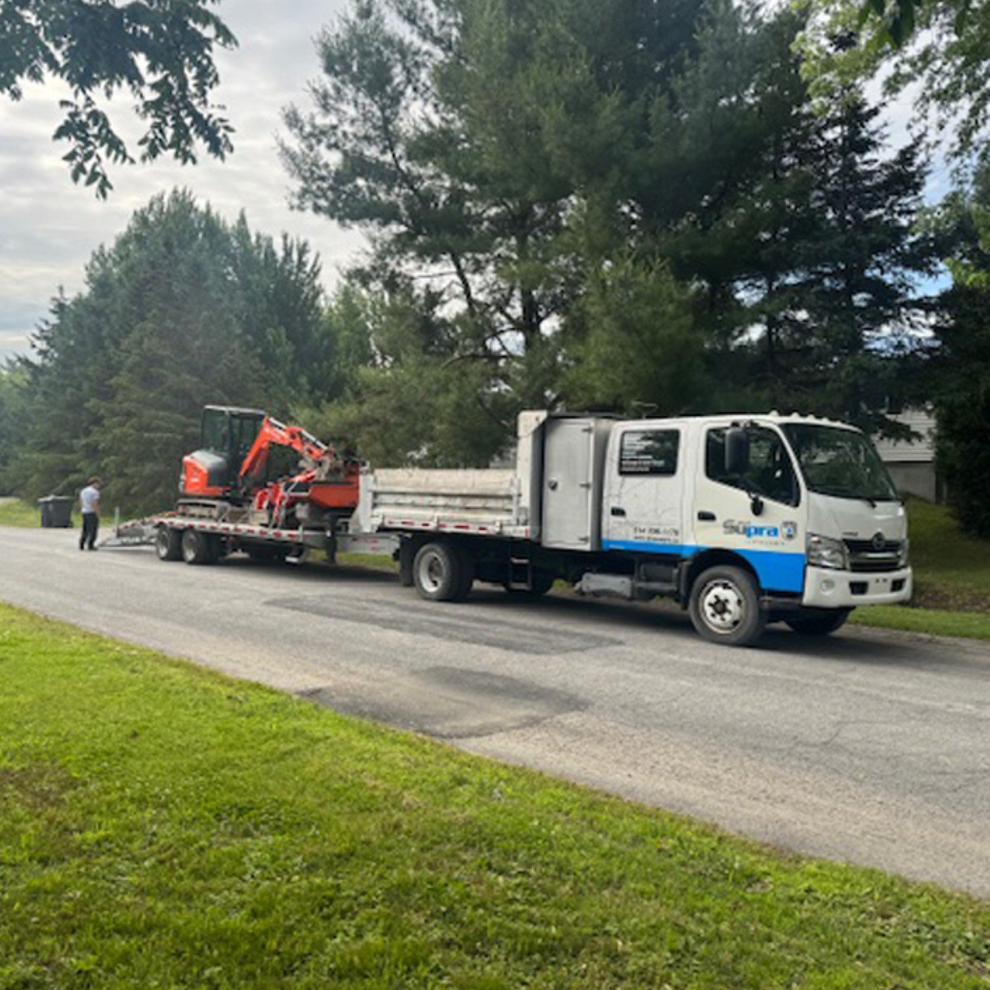 Camion et machinerie d’excavation de Drain Supra en déplacement pour un chantier en Montérégie