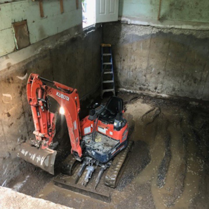 Excavation intérieure de fondation réalisée par Drain Supra avec machinerie spécialisée en Montérégie